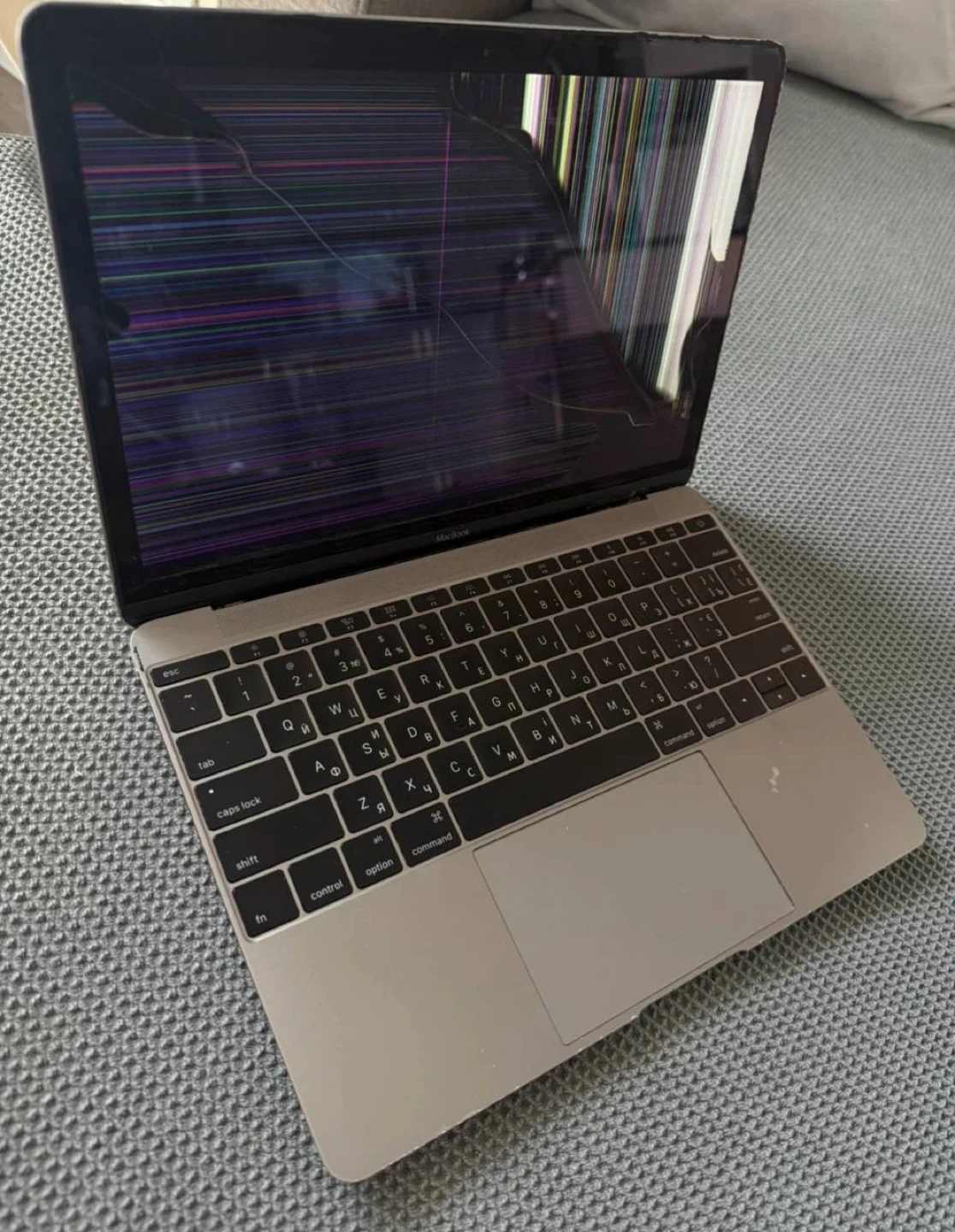 MacBook 12” 256GB – Cracked Screen