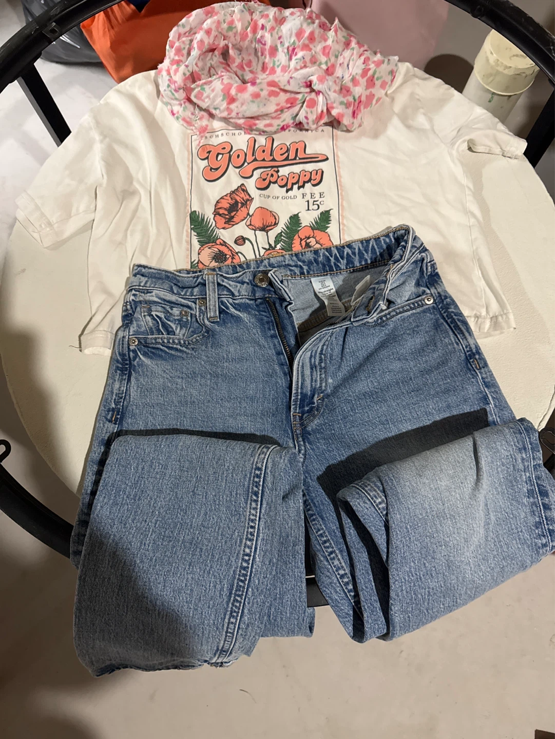 Blue denim jeans, t-shirt and floral scarf set - photo 2
