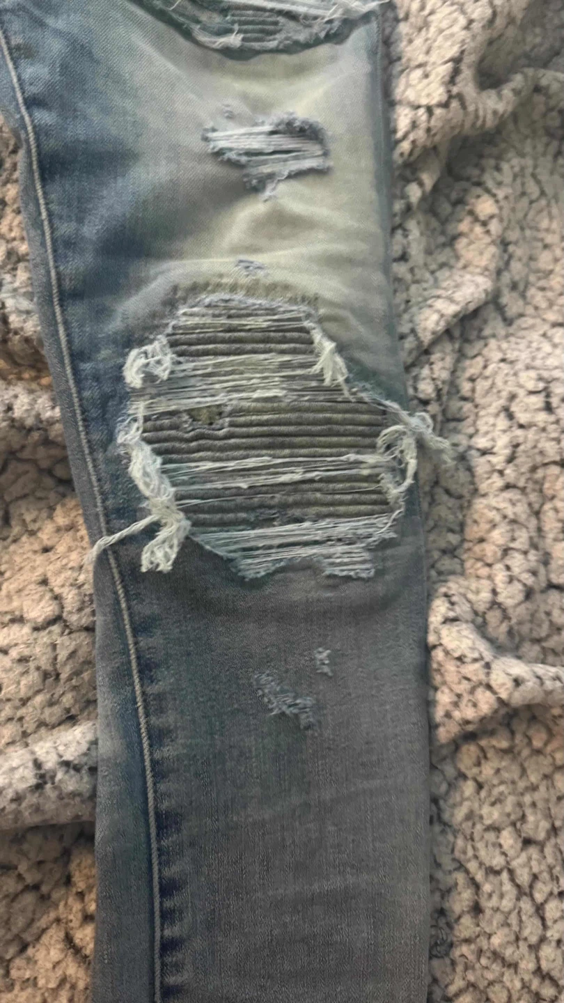 Amiri Distressed Light Wash Jeans – Authentic – Size 30 - photo 3