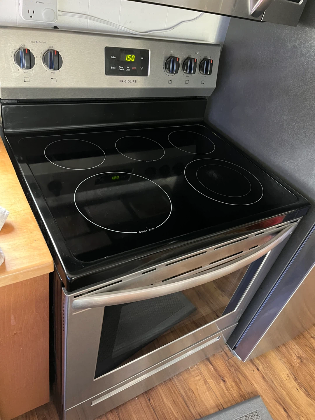 Frigidaire kitchen set - hooded microwave, oven and fridge - photo 3