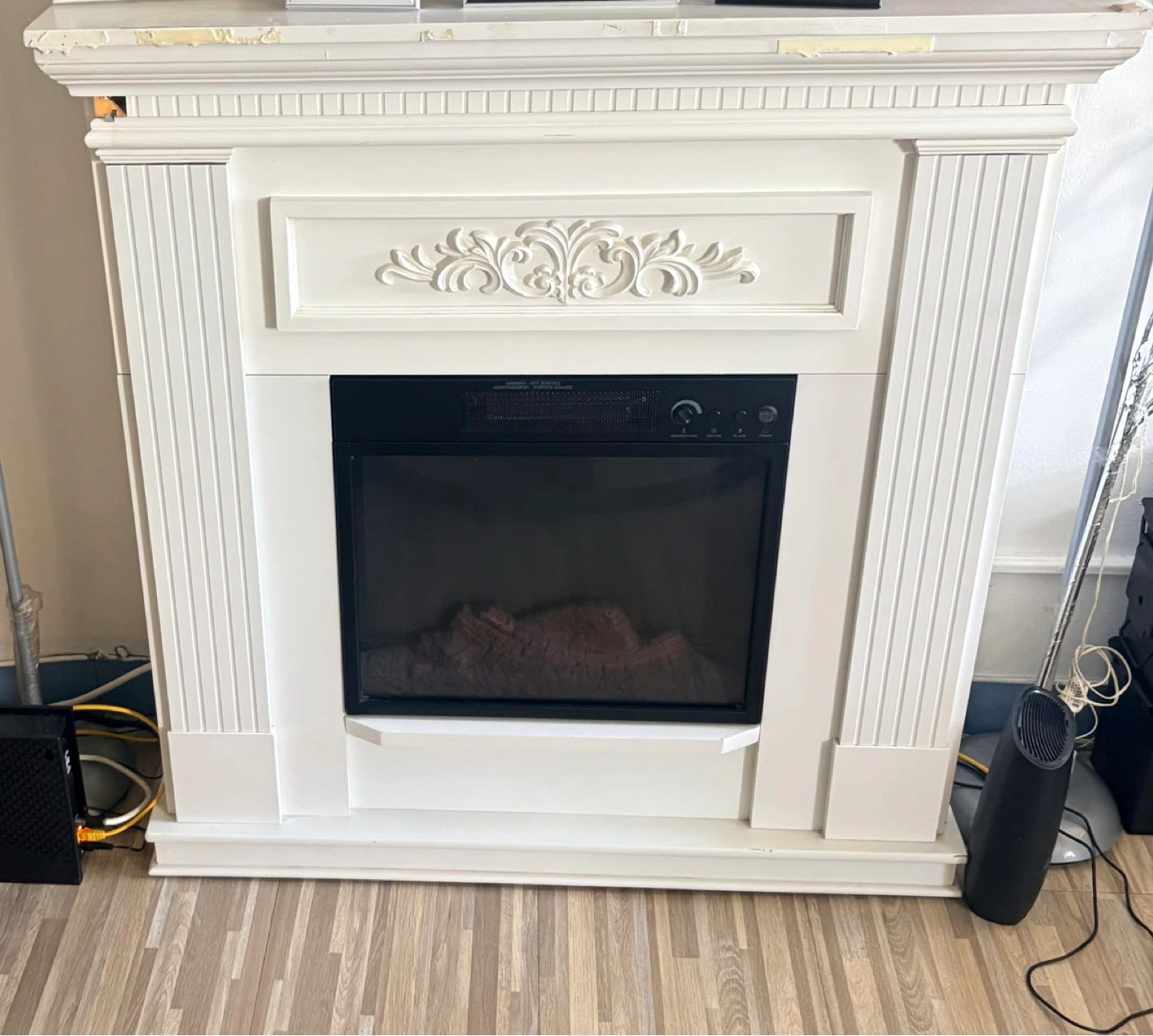 White Electric Fireplace with Decorative Mantle