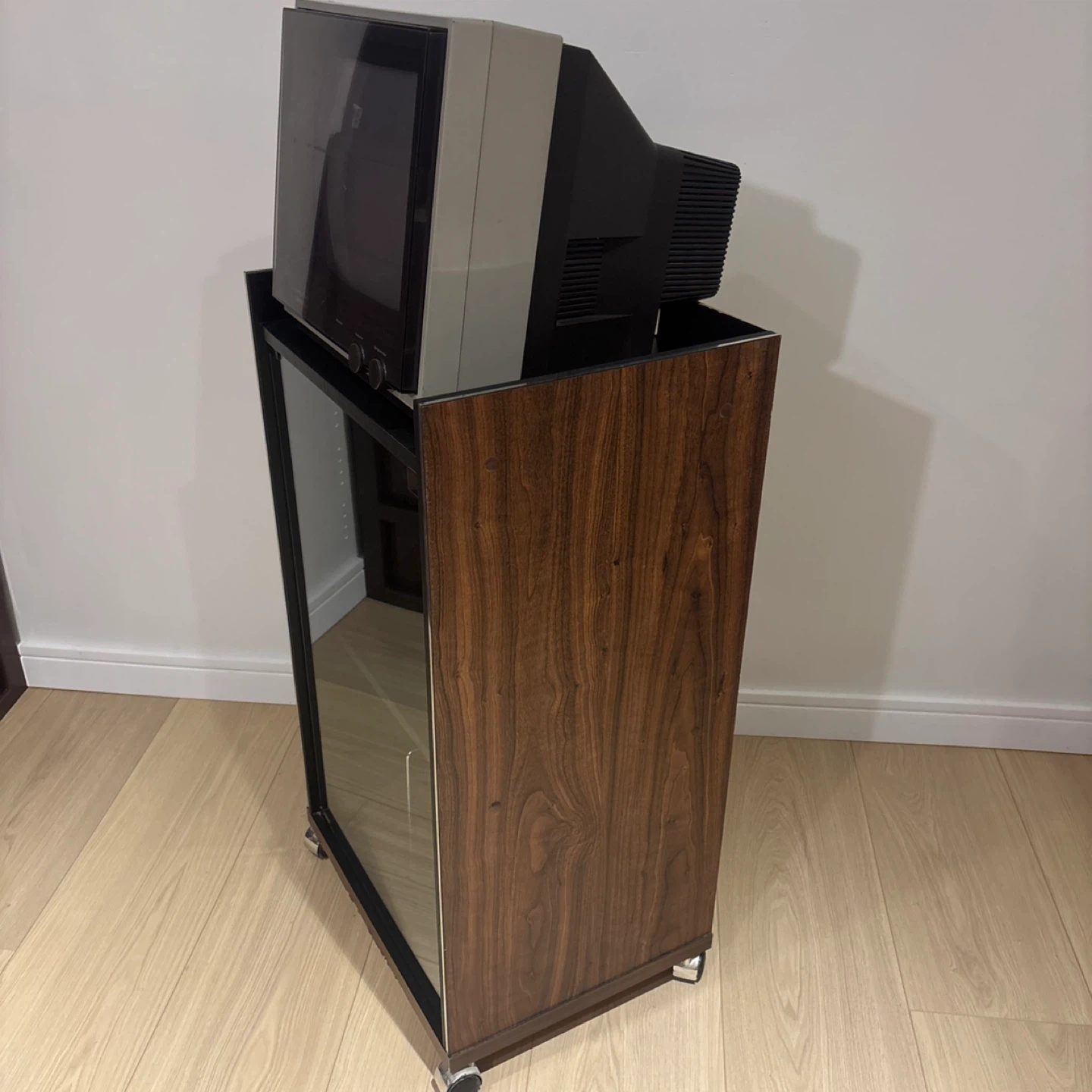 Vintage Commodore Gaming Monitor with Stand - photo 2