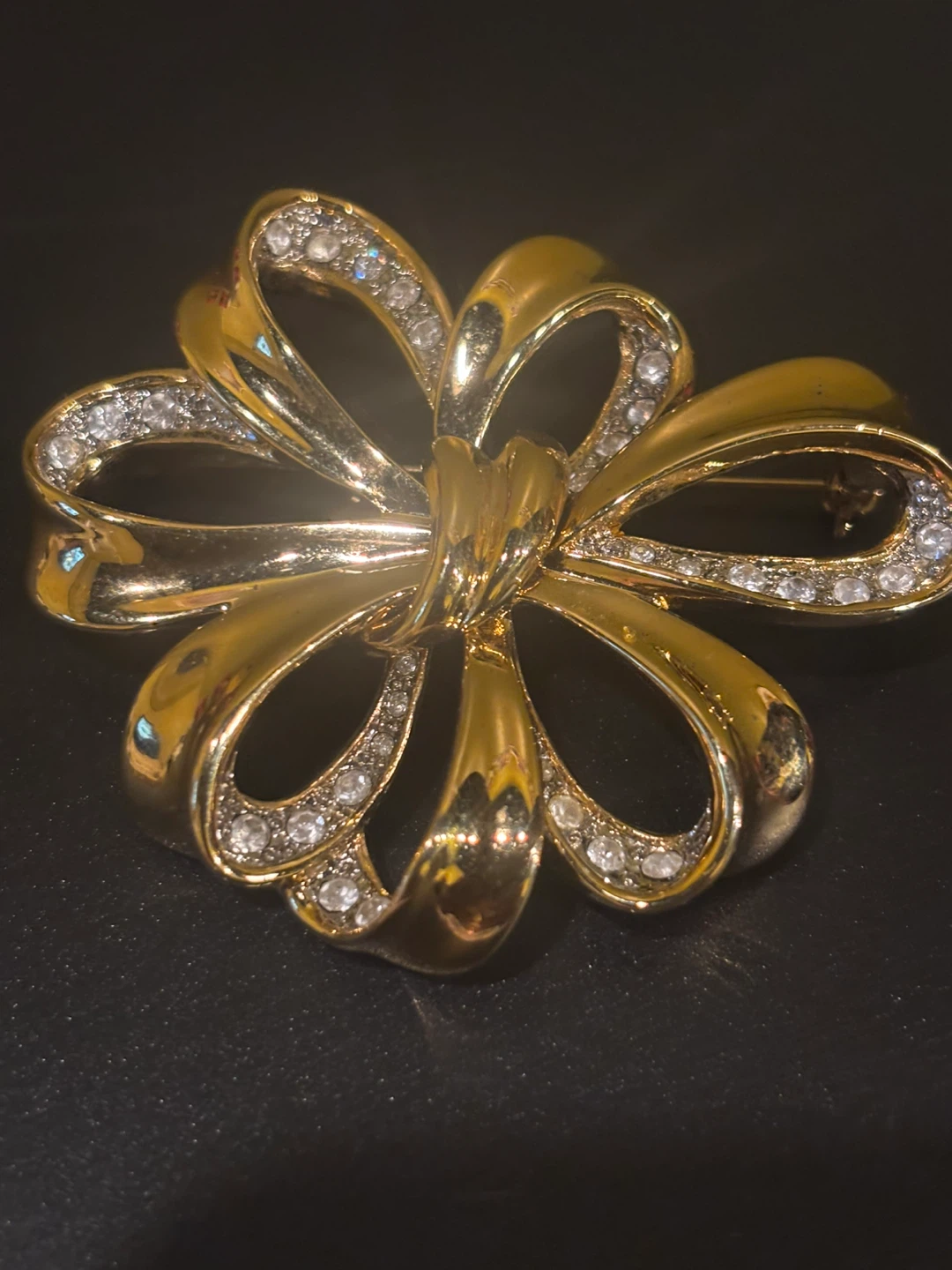 Gold tone bow brooch with rhinestones - photo 3