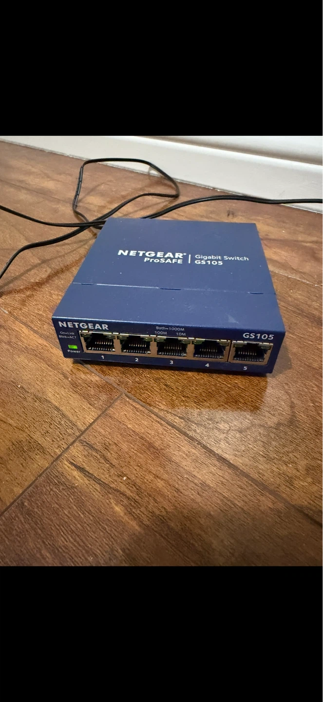 Netgear-1000 gbs internet switch - photo 3