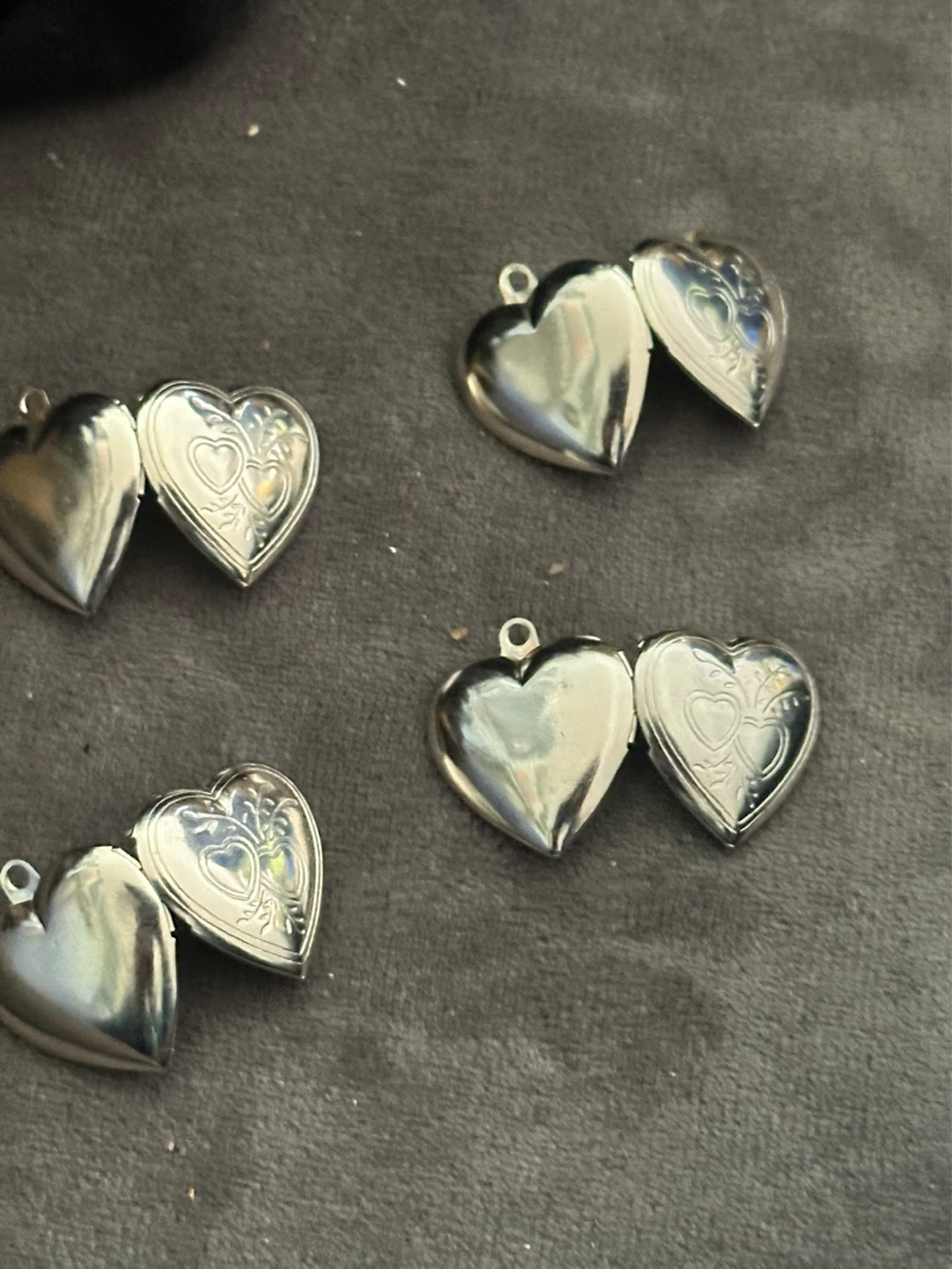 4 matching heart shaped lockets - photo 3