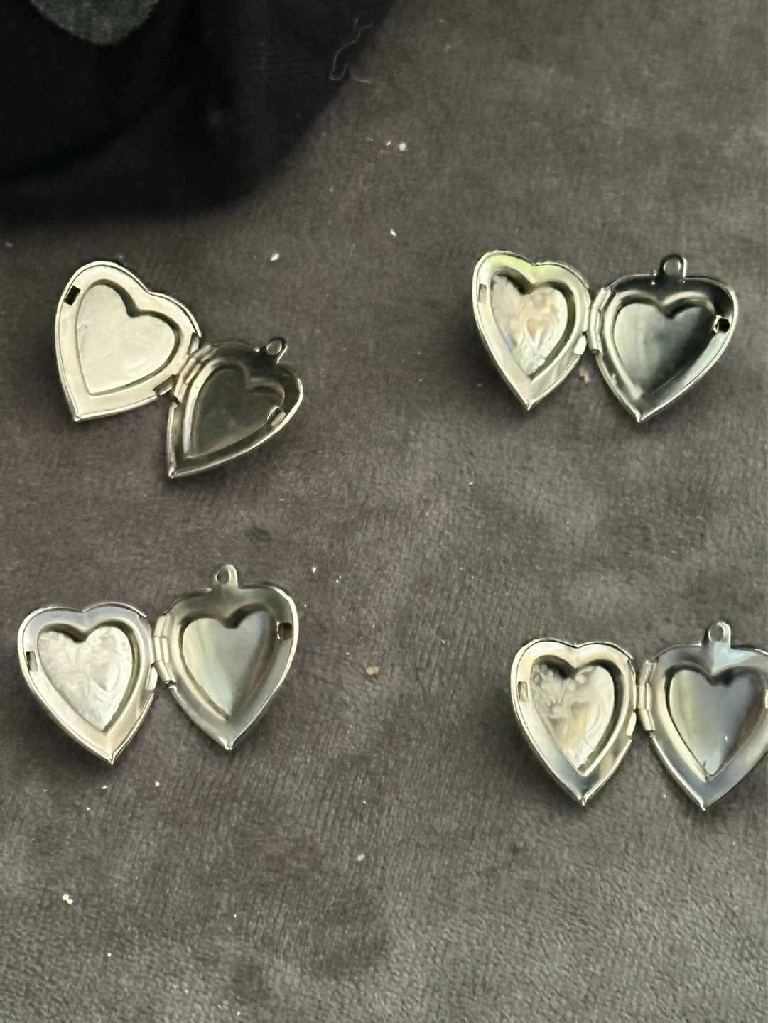 4 matching heart shaped lockets - photo 2