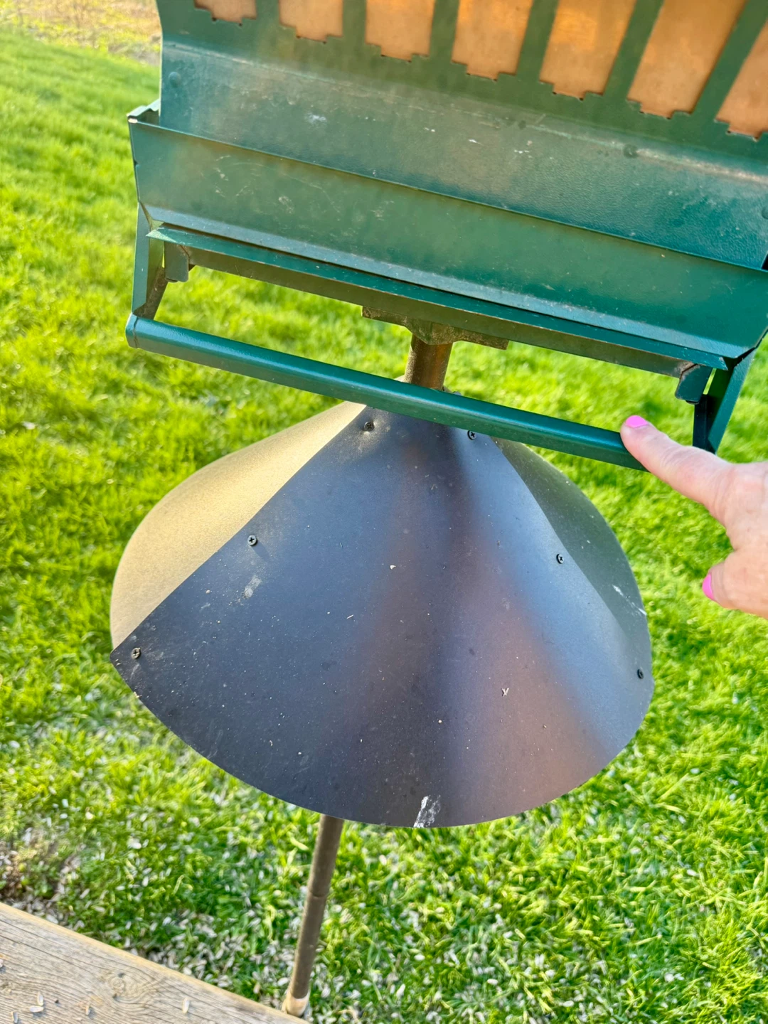Green metal bird feeder with baffle - photo 4
