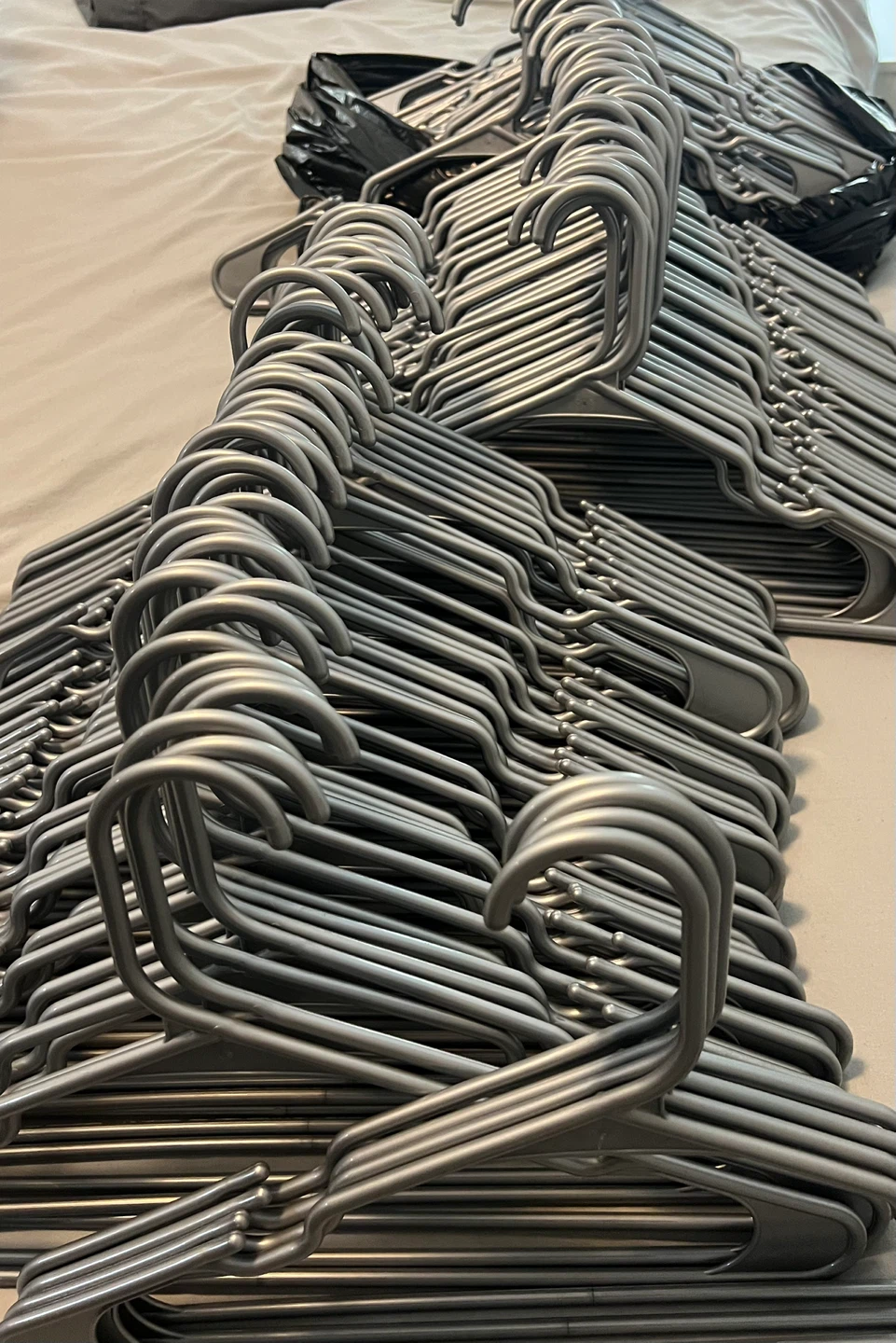 194 sturdy plastic hangers