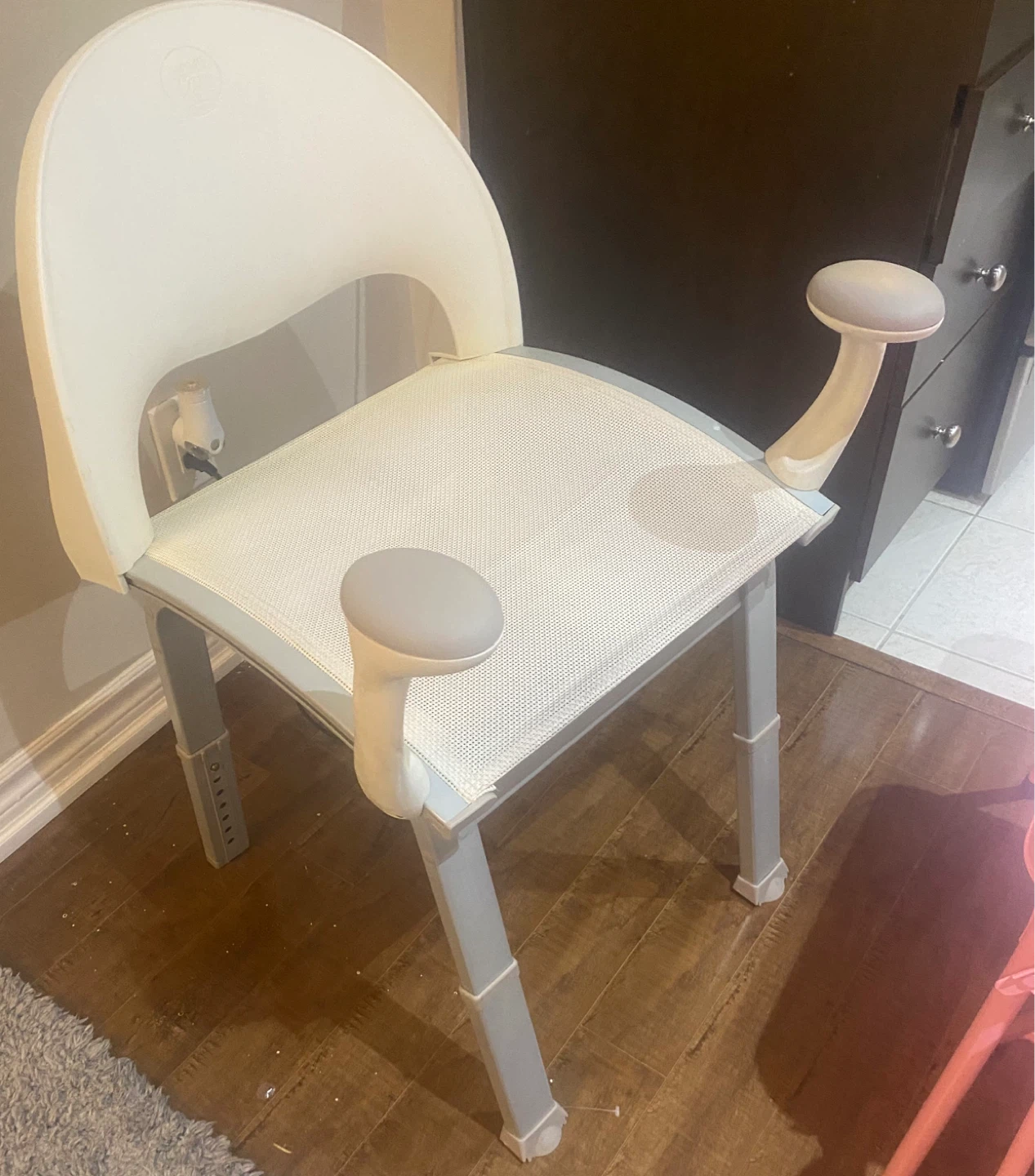 White Bath Chair with Arms - photo 3