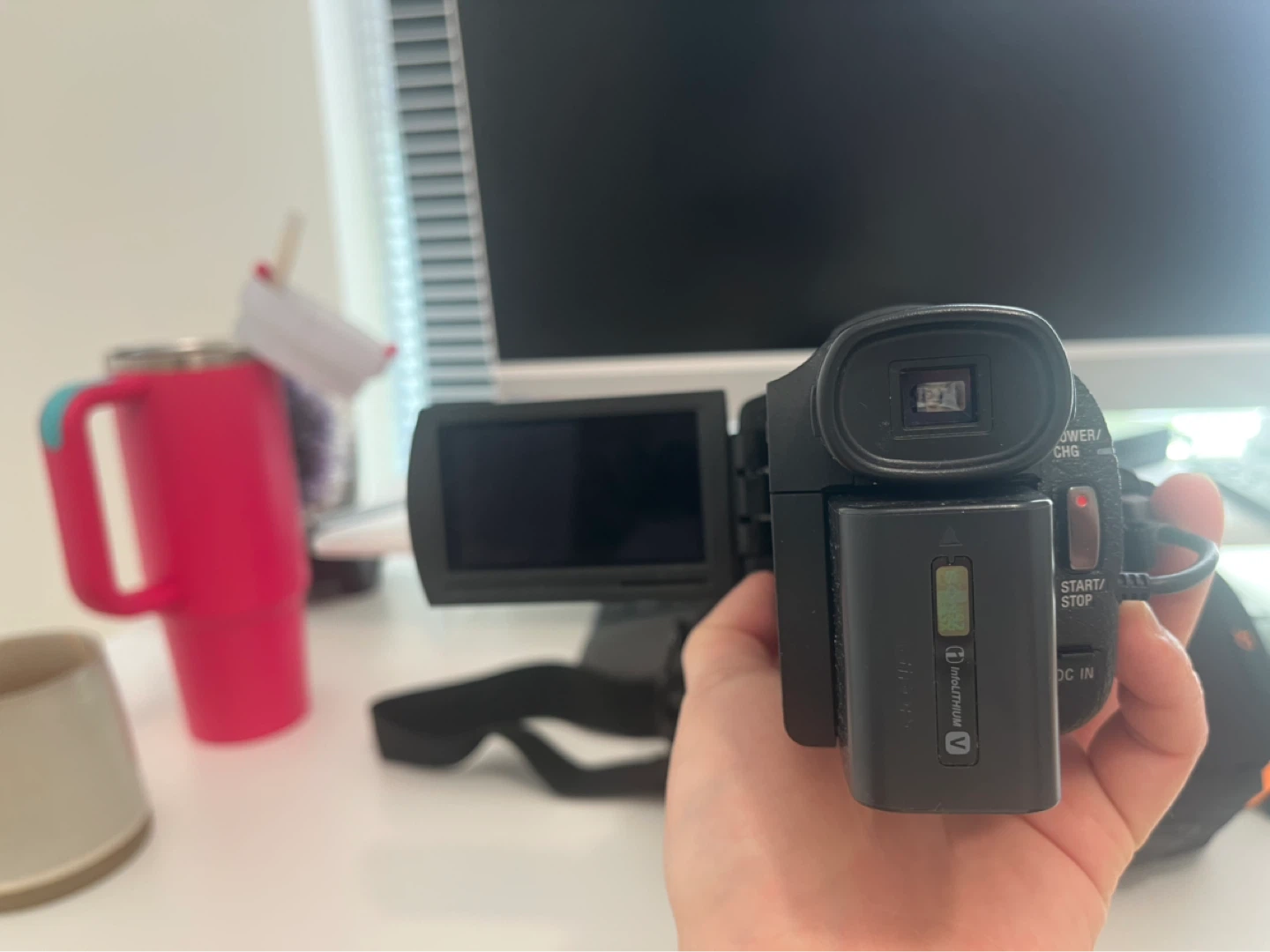 Sony 4K Handycam FDR-AX33 Camcorder with Case - photo 2
