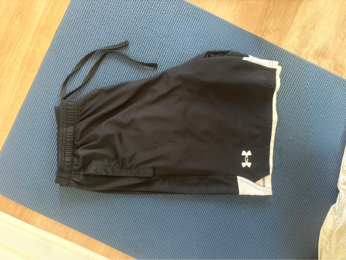 Under Armour Loose Heatgear Shorts - Black, Size L