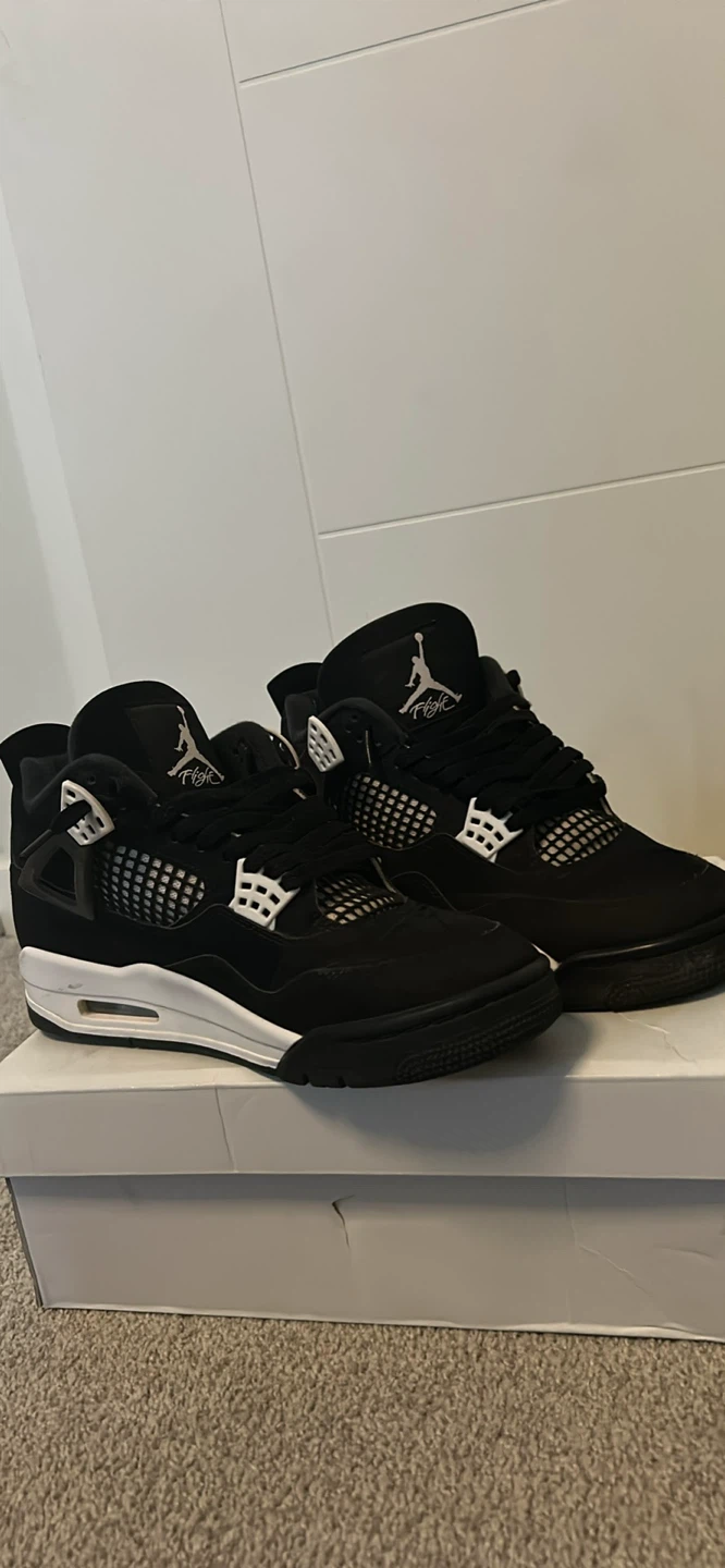 Air Jordan 4 white thunders size 9