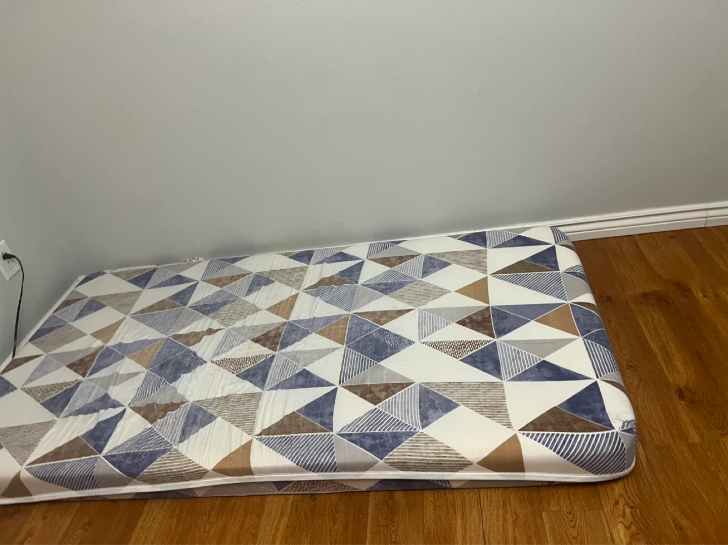 Twin Size Mattress with Geometric Pattern - photo 2