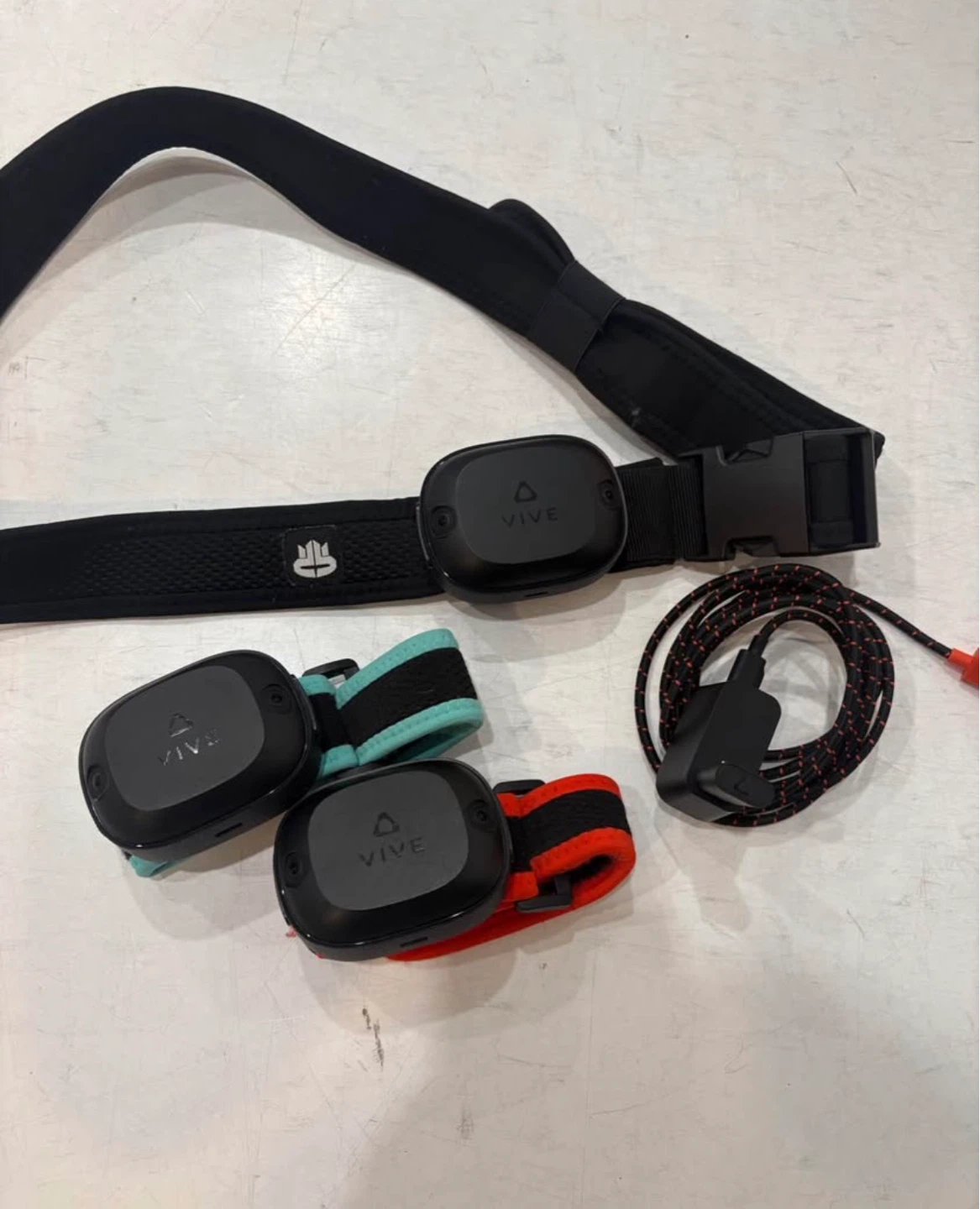 VIVE Trackers 3.0 with Straps and Dongle