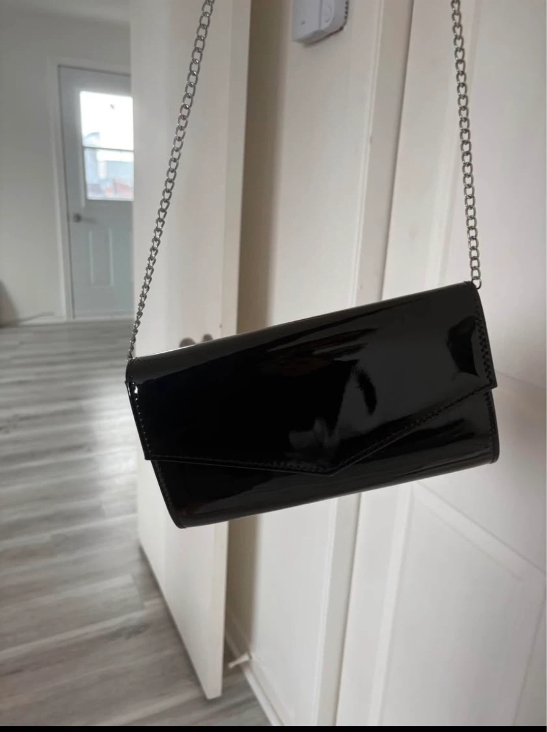 Pochette noire vernie avec chaîne