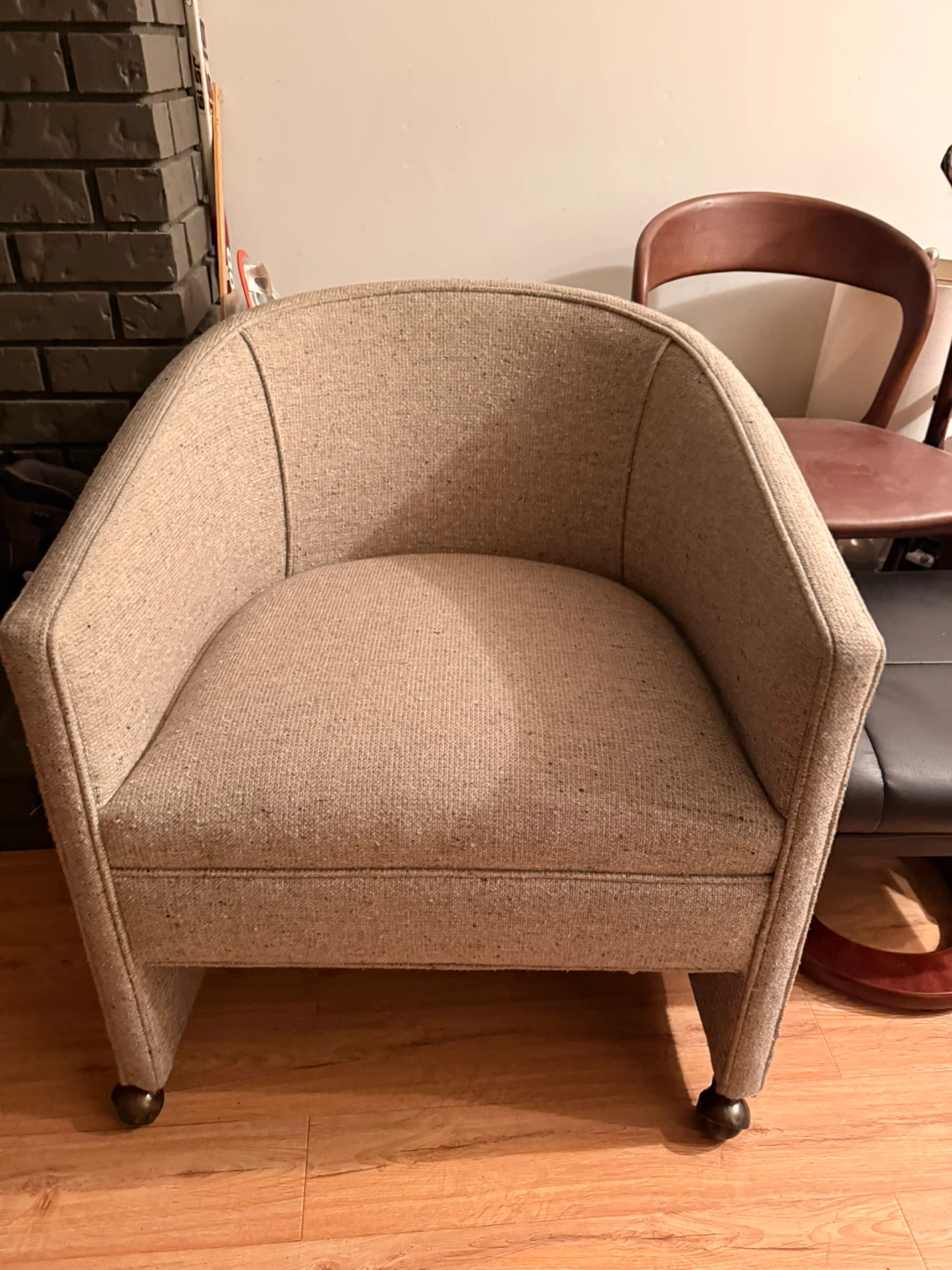Upholstered High-Back Accent Chair with Casters 🌱 - photo 4