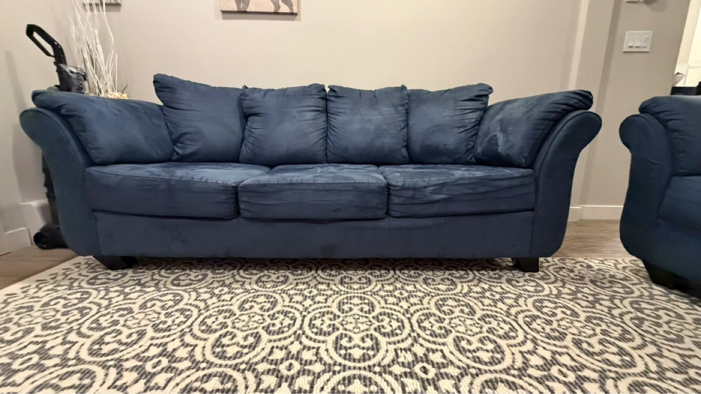 Couch .. Dark Blue Suede Loveseat - photo 3