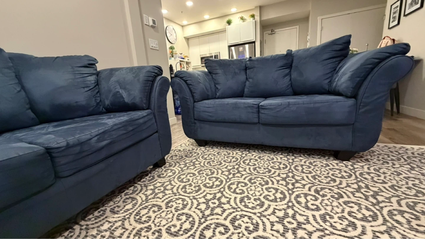 Couch .. Dark Blue Suede Loveseat - photo 4