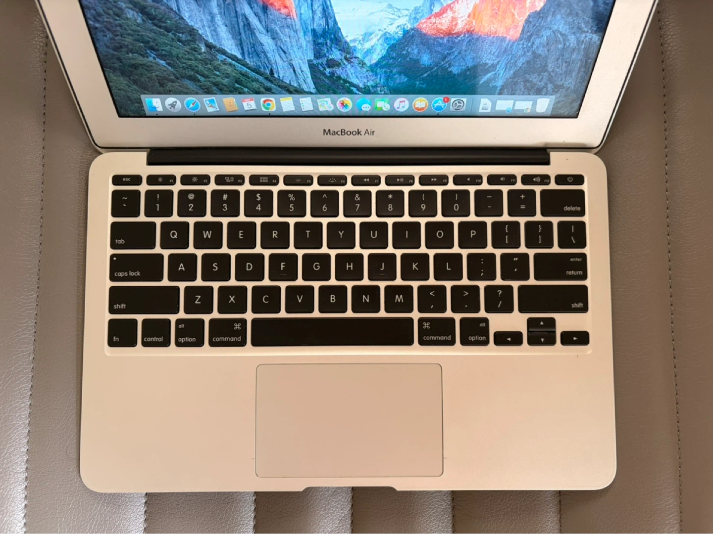 MacBook Air (11-inch, Mid 2011, i5) Perfect condition - photo 2