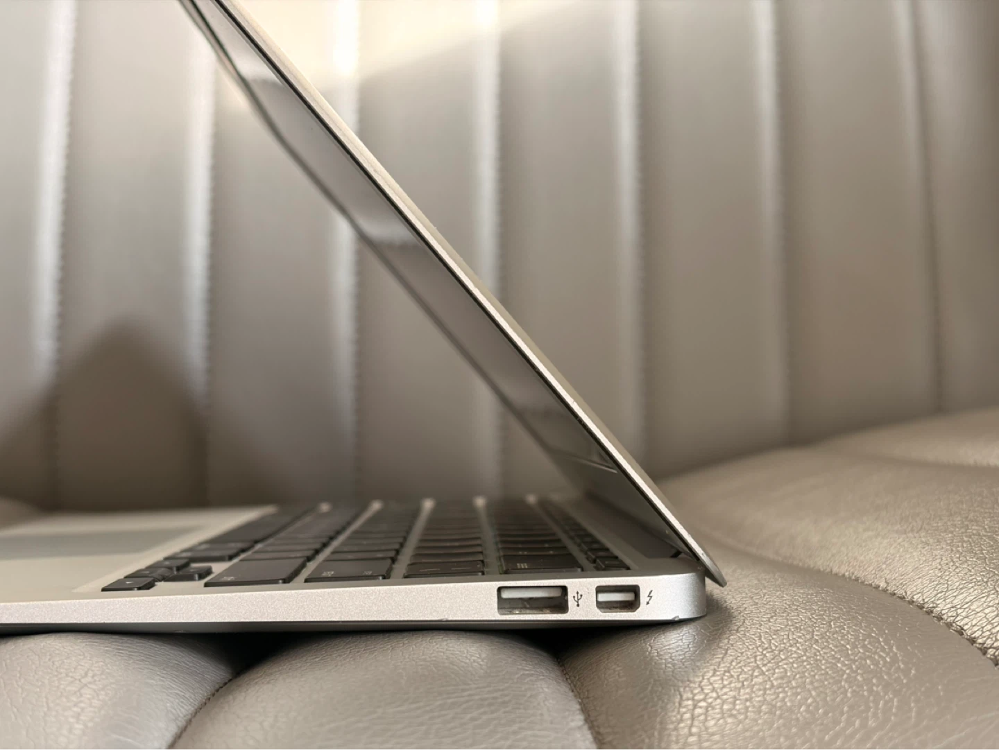 MacBook Air (11-inch, Mid 2011, i5) Perfect condition - photo 4