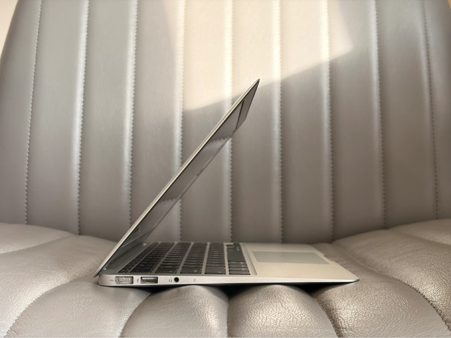 MacBook Air (11-inch, Mid 2011, i5) Perfect condition - photo 3