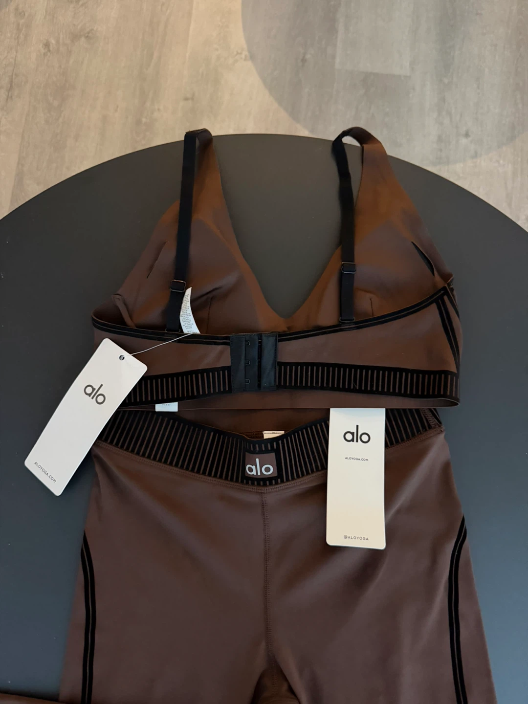 Alo Yoga Brown Bra and Leggings Set - photo 2