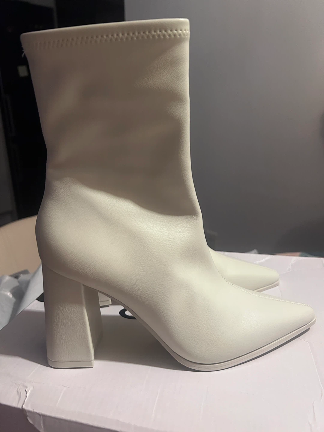 Brand new white boots size 6.5 - photo 3