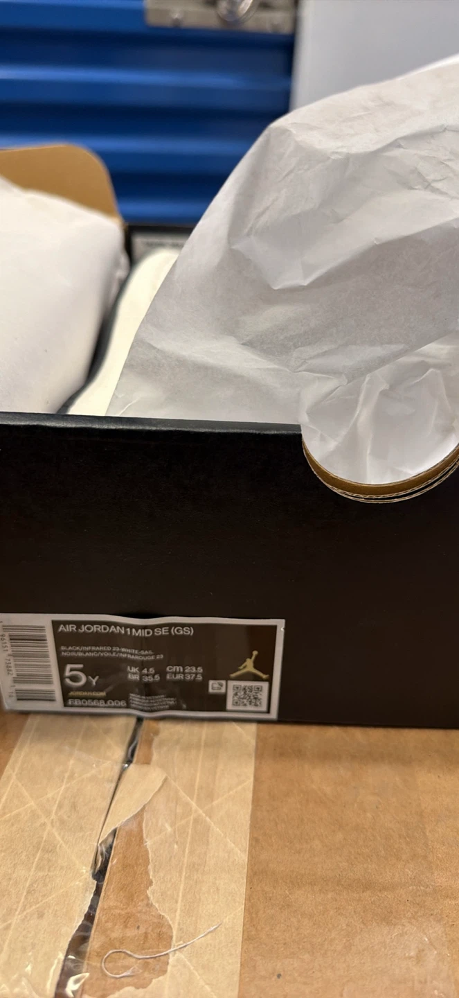 Air Jordan 1 Mid SE (GS) Size 5Y