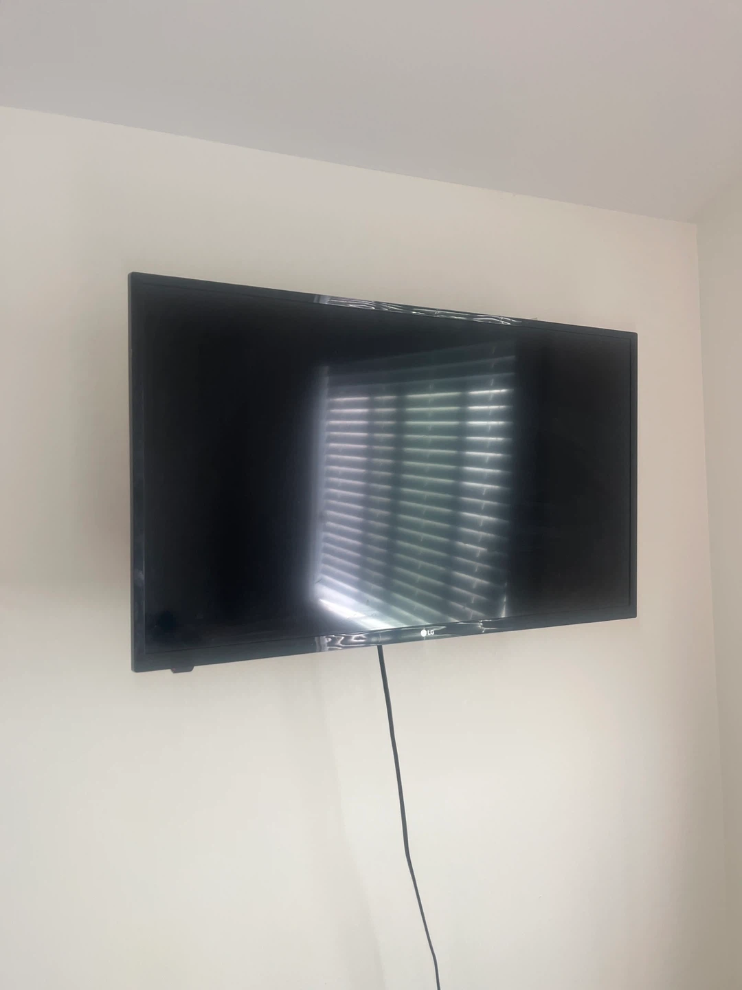 LG 32-inch TV with Pipishell Wall Mount