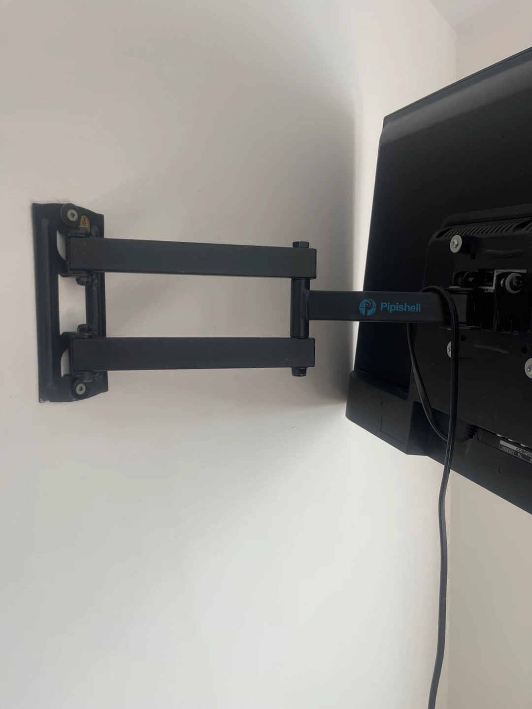 LG 32-inch TV with Pipishell Wall Mount - photo 4