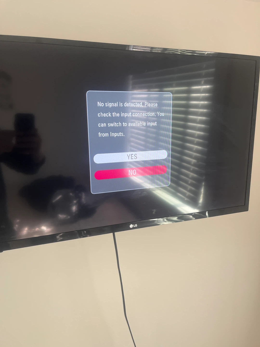 LG 32-inch TV with Pipishell Wall Mount - photo 2