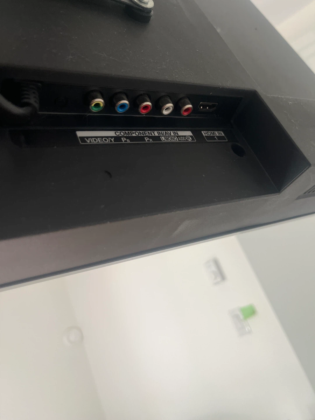 LG 32-inch TV with Pipishell Wall Mount - photo 5