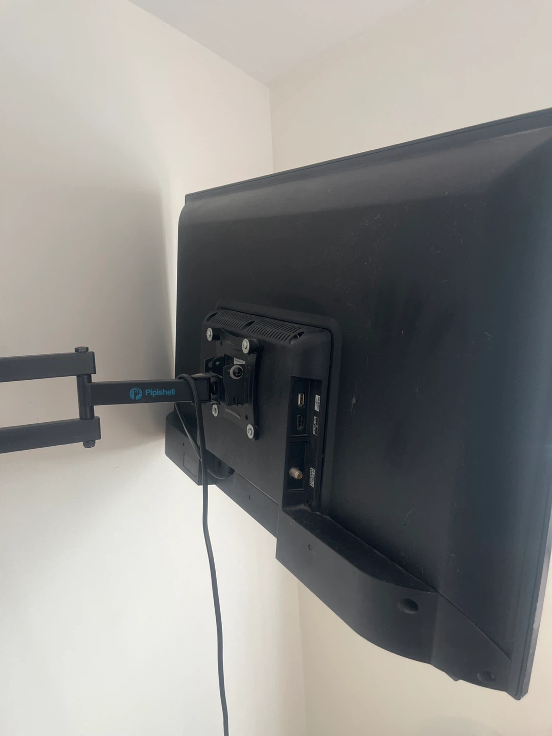LG 32-inch TV with Pipishell Wall Mount - photo 3