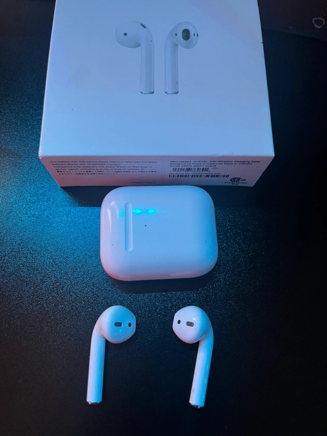 Apple AirPods with Wireless Charging Case - photo 2