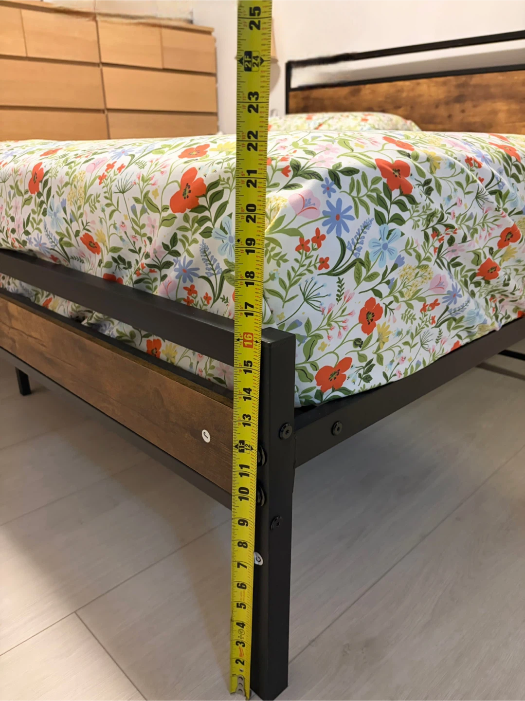 Queen Size Metal Bed Frame with Floral Bedding - photo 4