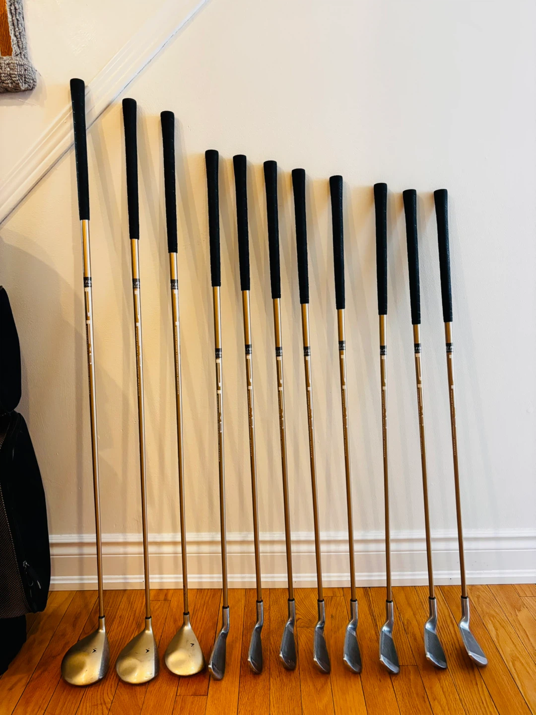 Women’s RH Set of Golf Clubs and Bag - photo 2