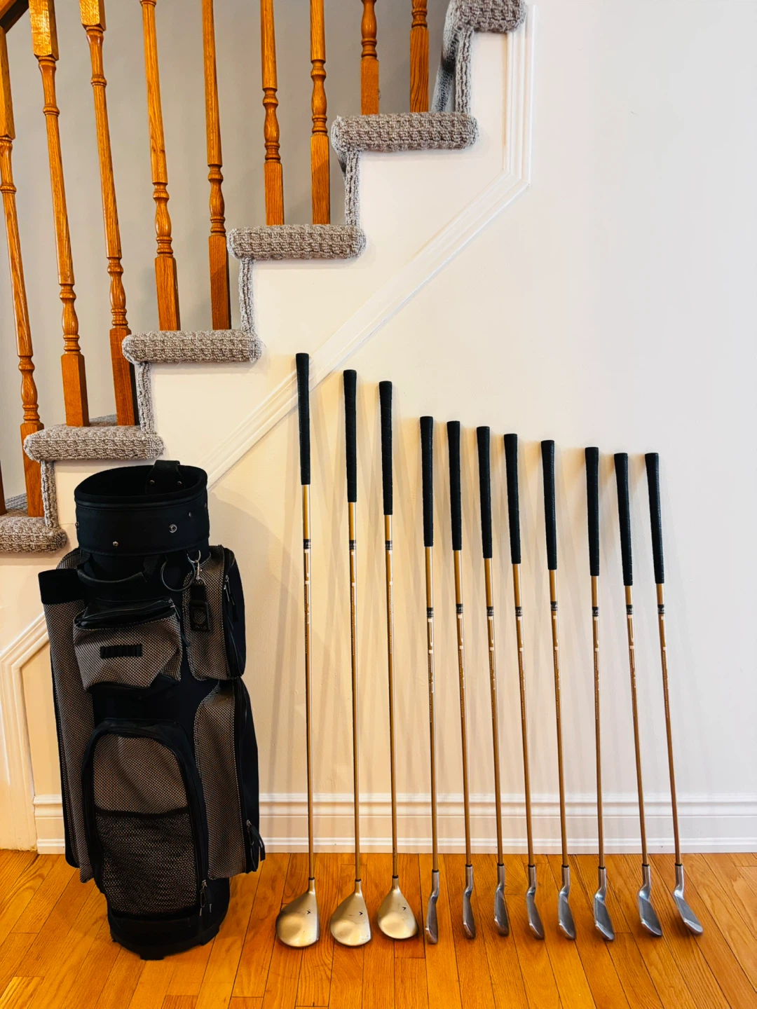 Women’s RH Set of Golf Clubs and Bag