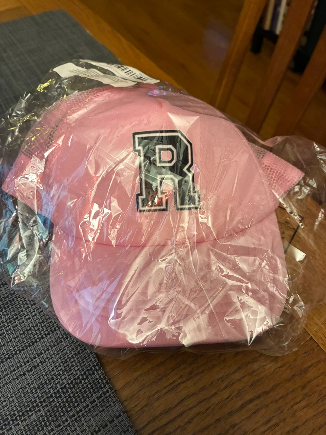 Kids’ pink baseball hat with 'R' logo