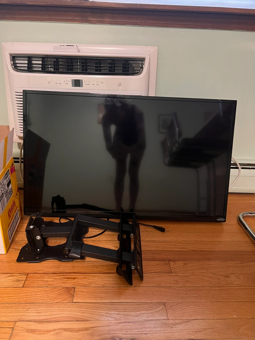 VIZIO Flat Screen TV with Wall Mount