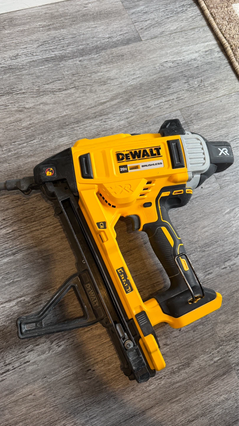 DeWalt 20V XR Brushless Cordless Nailer - photo 2