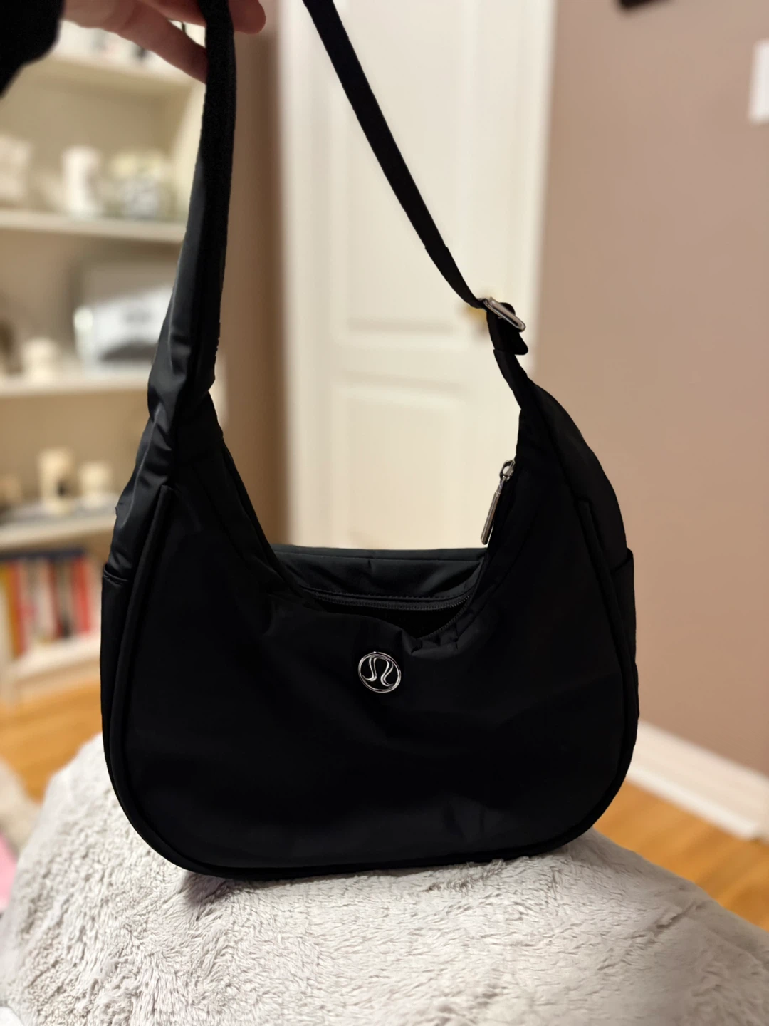 Lululemon Essentials Shoulder Bag in Black