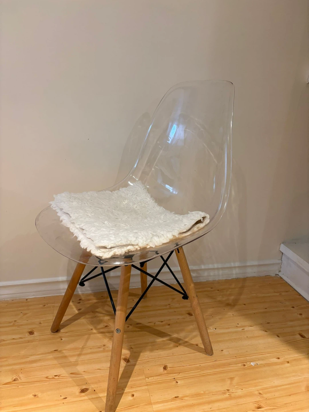 White Tulip Dining Table with 2 Clear Chairs - photo 3