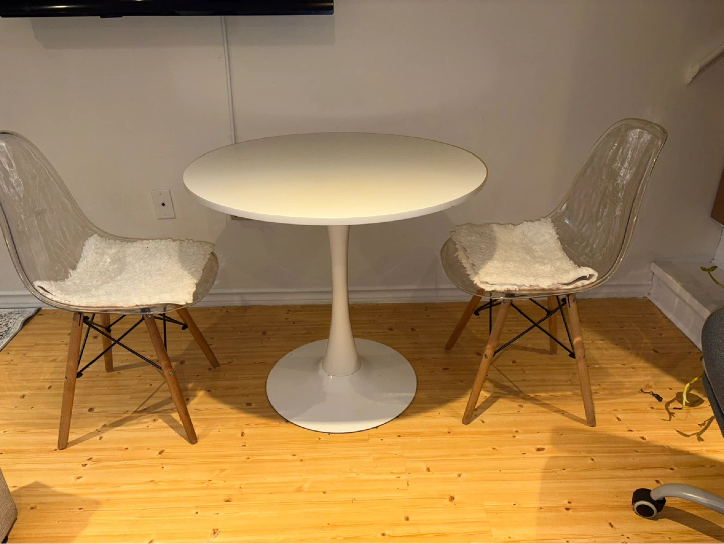 White Tulip Dining Table with 2 Clear Chairs - photo 2
