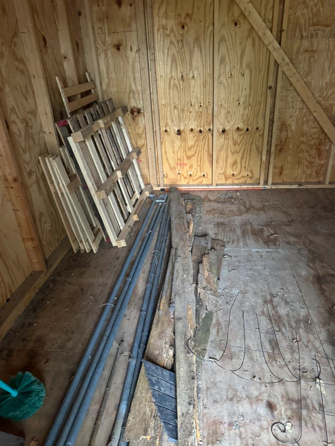 FREE Metal Pipes and Wooden Pallets
