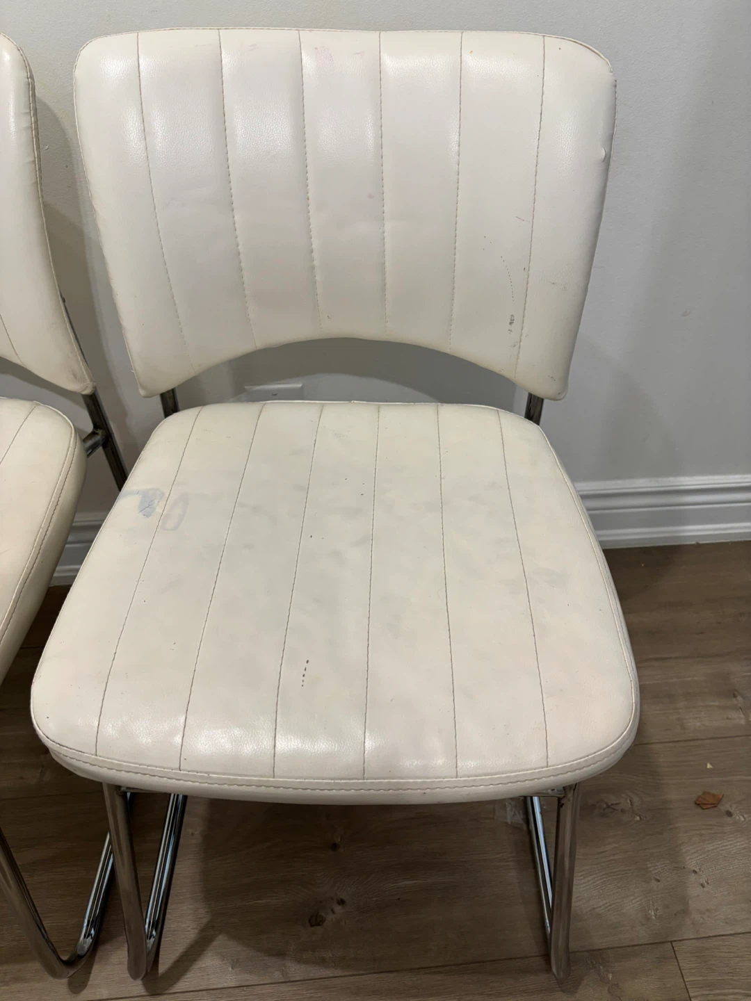 Set of 2 White Vinyl Dining Chairs - photo 4