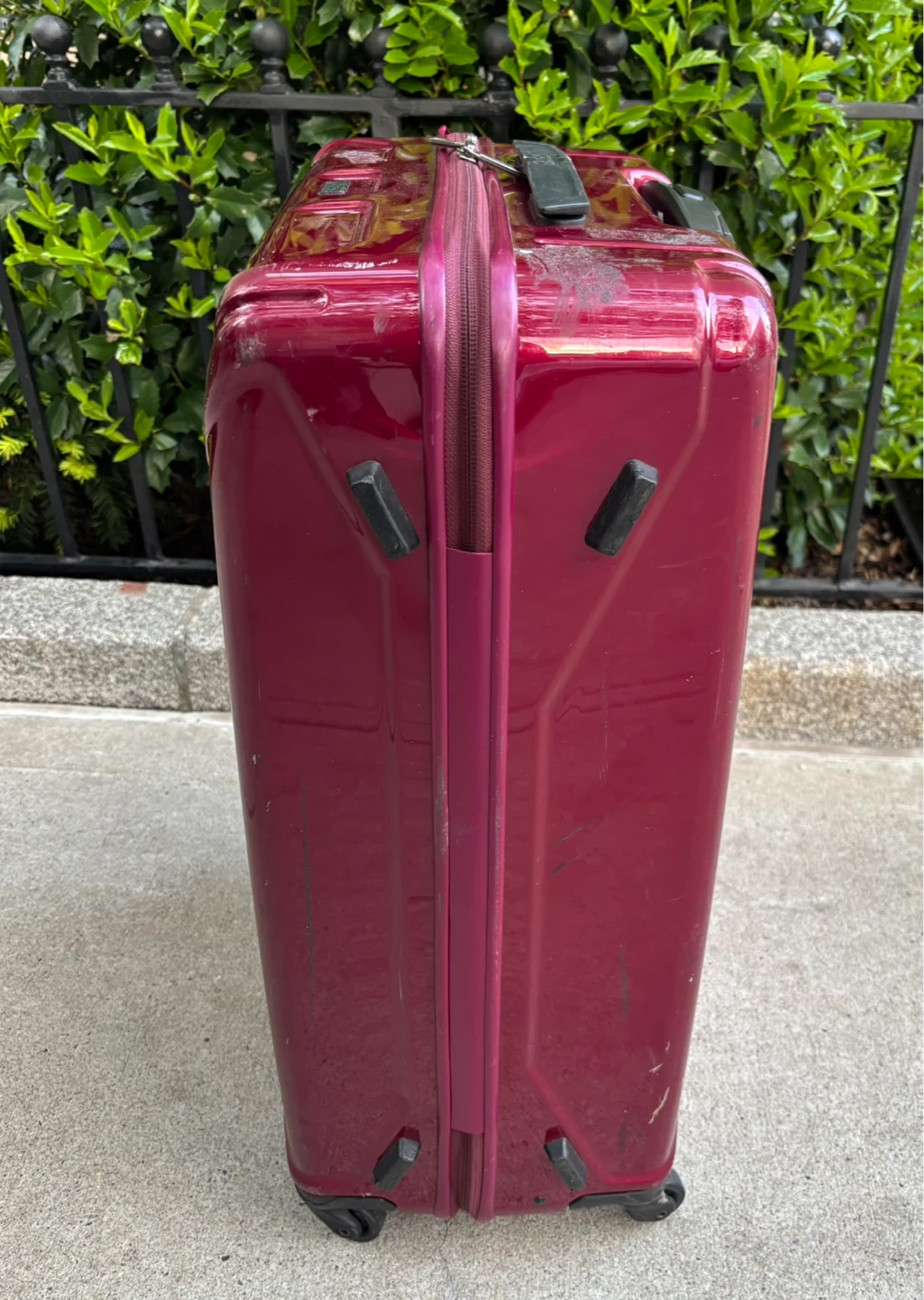 Light Luggage 22” Hardside Spinner Suitcase - photo 3