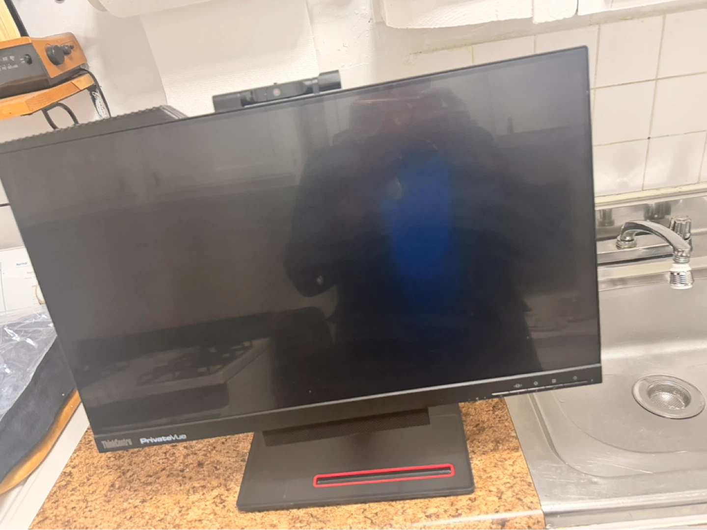 Lenovo ThinkCentre PrivateVue Monitor with Webcam