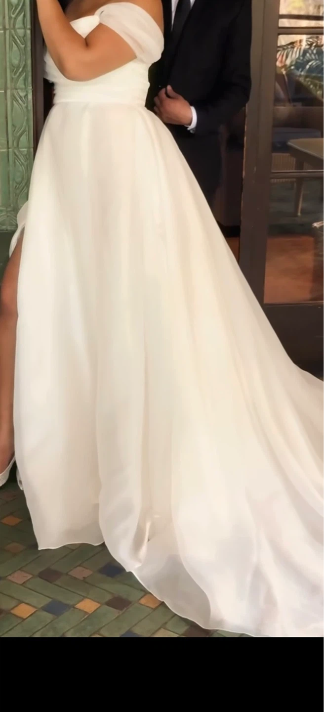 White gown with slit and adjustable straps. - photo 3