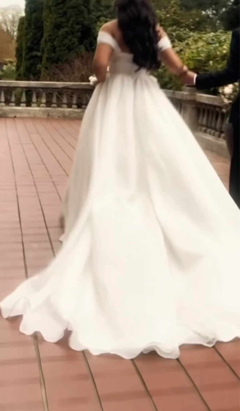 White gown with slit and adjustable straps. - photo 2