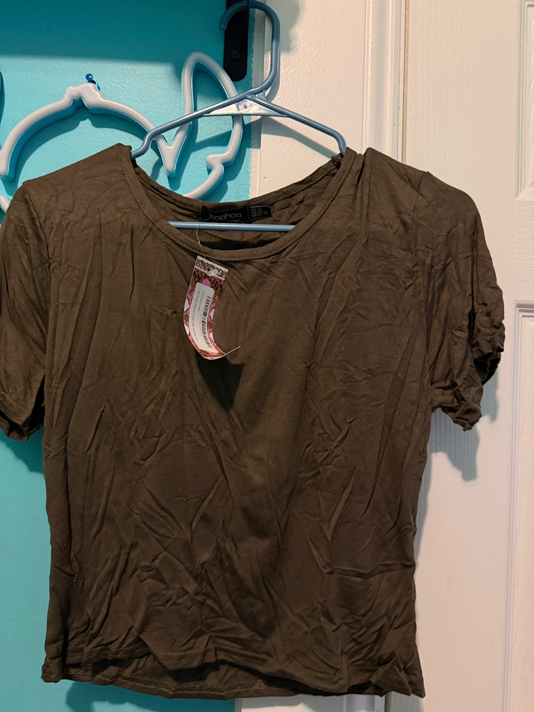 Boohoo Women's Olive Green T-Shirt